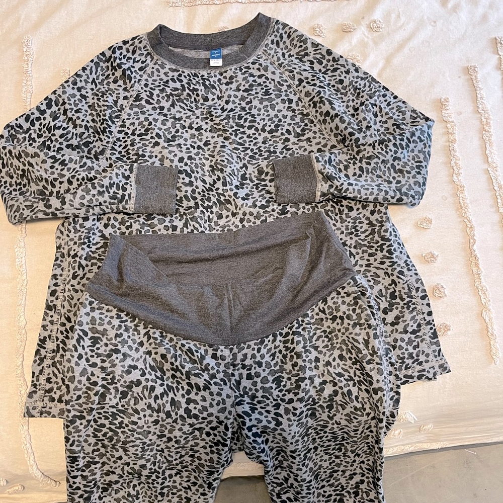 Cute & cozy Maternity set! Size S. Open flap top & pockets on joggers 🤍